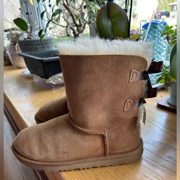 UGG SHOES| BAILEY BOW UGGS|COLOR TAN: SIZE 5 - Picture 15 of 16
